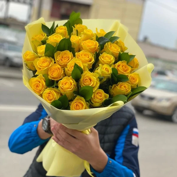 Букет желтых роз с рускусом, изображение 2